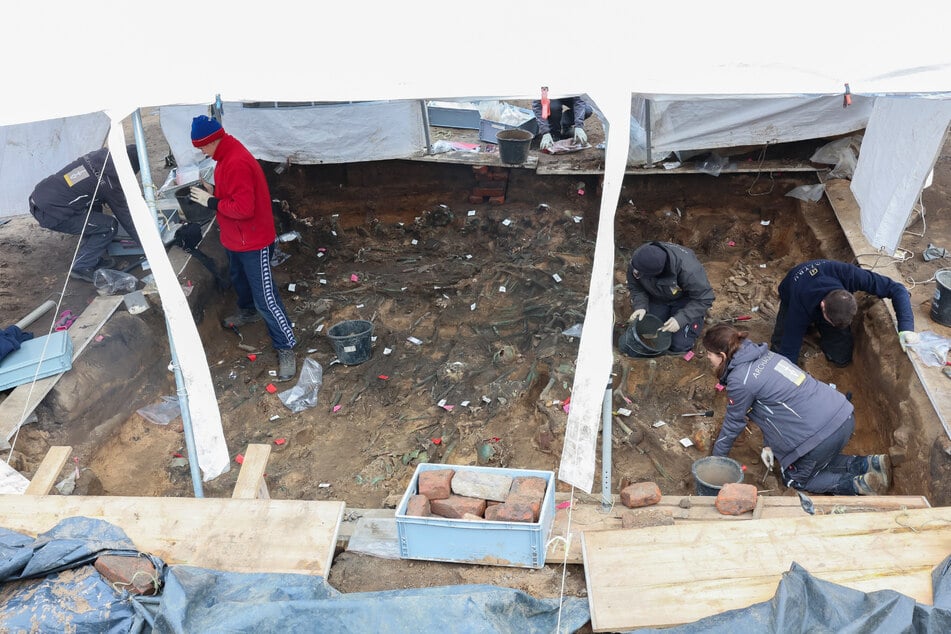 Archäologen graben die menschlichen Überreste aus dem riesigen Pestfriedhof aus.