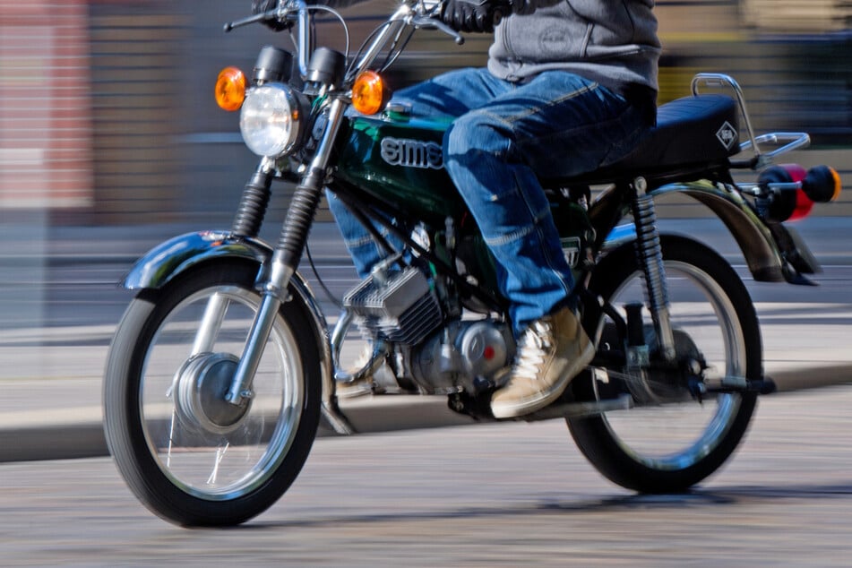 In beiden Fällen stellten die Beamten umbauten an den Mopeds fest. (Symbolbild)