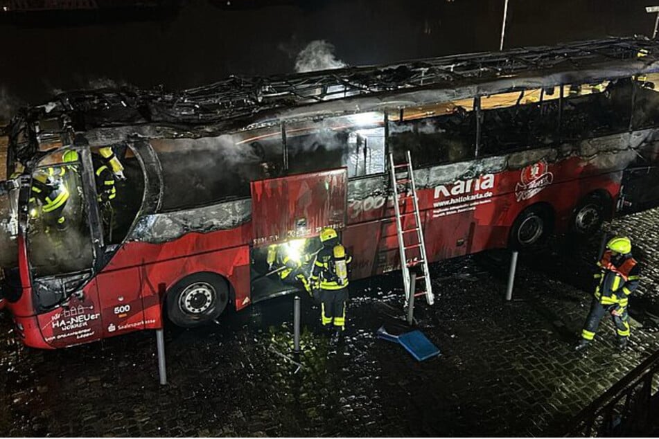 Der Bus wurde durch die Flammen vollständig zerstört.