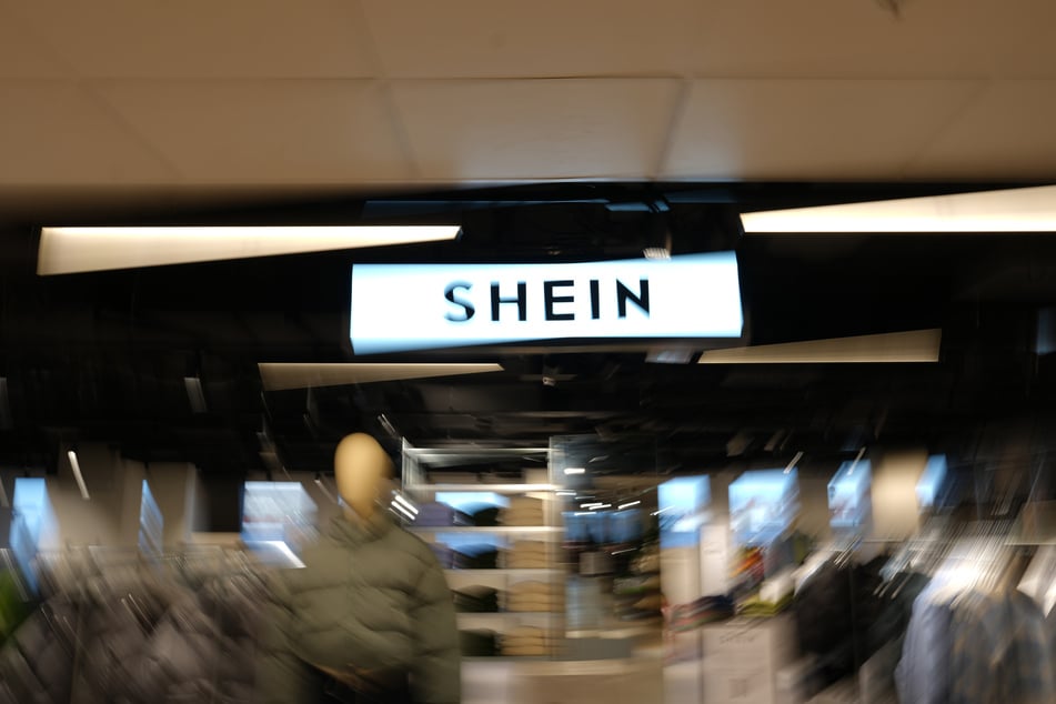 Der Online-Händler Shein sorgte in den vergangenen Wochen für Skandale um Sexpuppen in Kinderoptik und Waffen. Nun erhöht Brüssel den Druck.