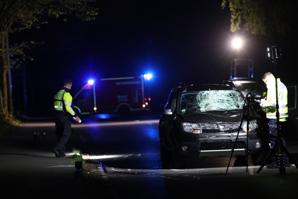 Polizeibeamte versuchen, den genauen Unfallhergang auf der Neuenkamper Straße in Solingen zu rekonstruieren.