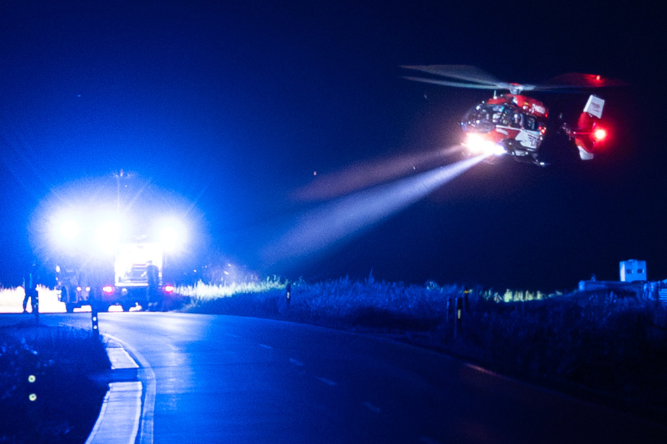 Der lebensgefährlich verletzte Biker musste letztendlich mit einem angeforderten Hubschrauber in eine Klinik transportiert werden.