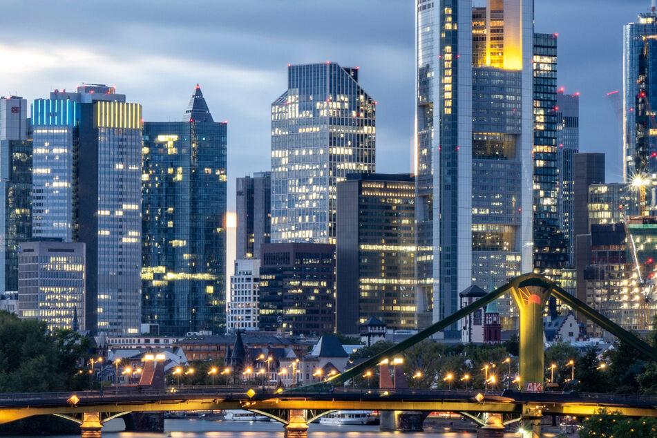 In der Banken-Metropole Frankfurt herrscht schon lange ein großer Mangel an bezahlbaren Wohnungen für Menschen mit kleinen und mittleren Einkommen - wie in vielen anderen Ballungsgebieten auch.