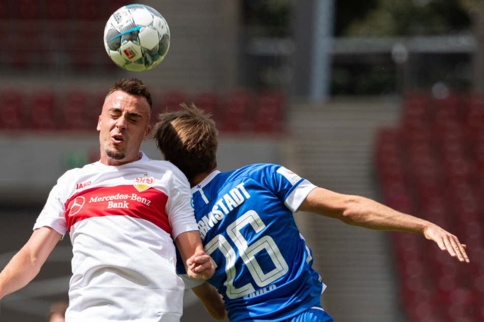 Stuttgarts Philipp Förster (25, l.) in Aktion gegen Darmstadts Matthias Bader (r.).