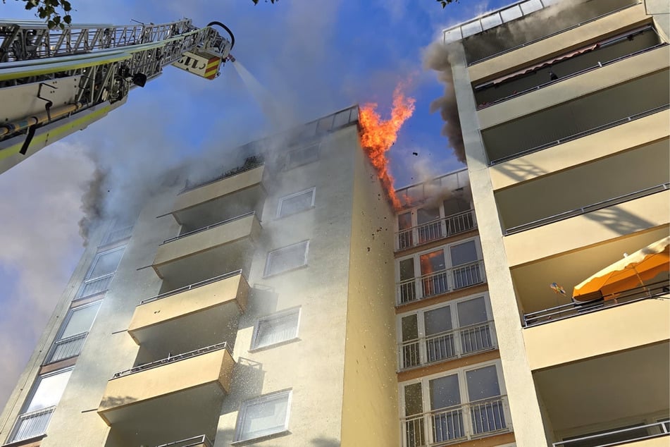 Im unbewohnten Dach des Gebäudes war das Feuer ausgebrochen.