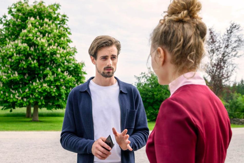 Hannes (Pablo Konrad, 30) bleibt gegenüber Maja (Christina Arends, 30) optimistisch, dass die Forschung zum Antibiotikum weiter geht.