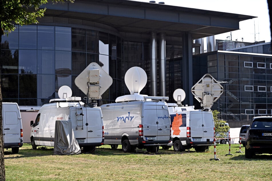 Draußen richten sich die Satellitenschüsseln gen sächsischen Himmel.