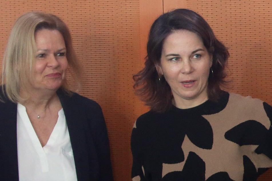 Bundesinnenministerin Annalena Baerbock (42, Grüne, r.) steht neben der SPD-Politikerin Nancy Faeser (53).
