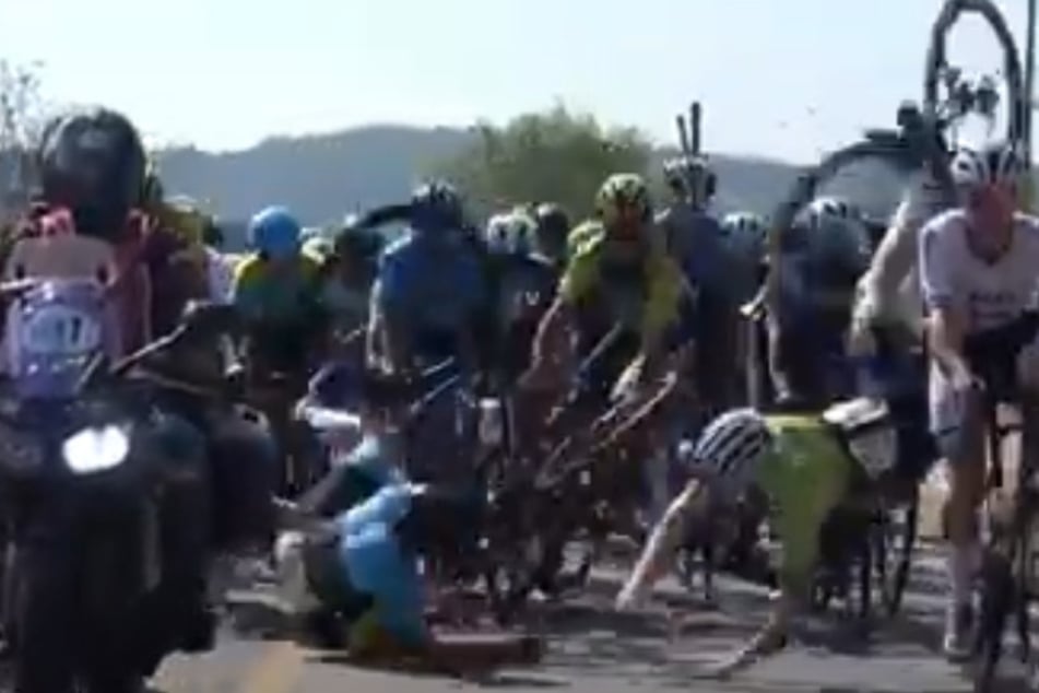 Der Moment der Katastrophe: Wie beim Domino-Day riss ein Fahrer unzählige weitere mit.