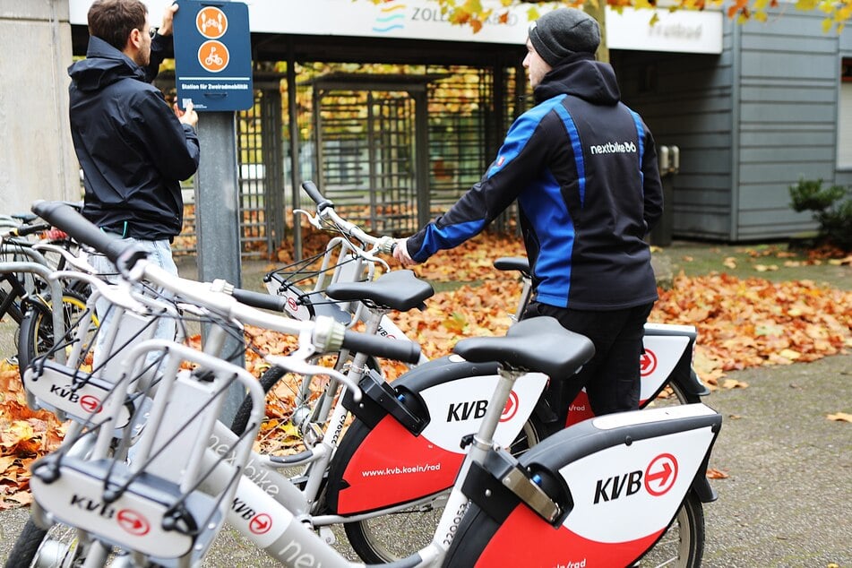 Eine der neuen Fahrradstationen vor einem Kölner Schwimmbad.