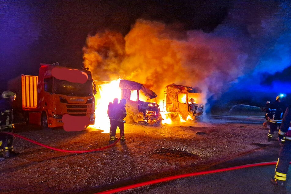 Die Feuerwehr hatte alle Hände voll zu tun, um die Flammen zu löschen.