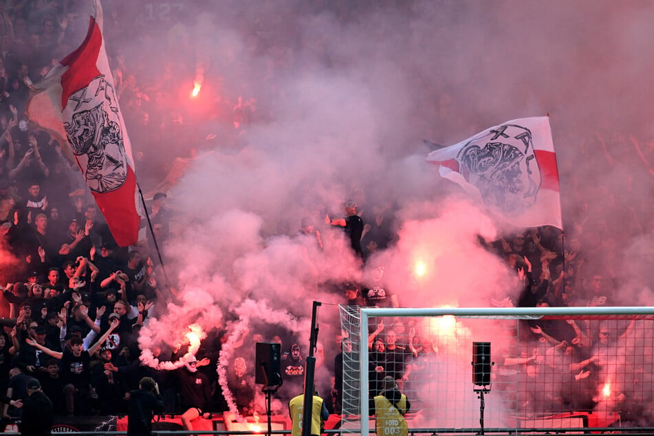 Der Block der Ajax-Ultras war komplett in Nebelschwaden gehüllt.