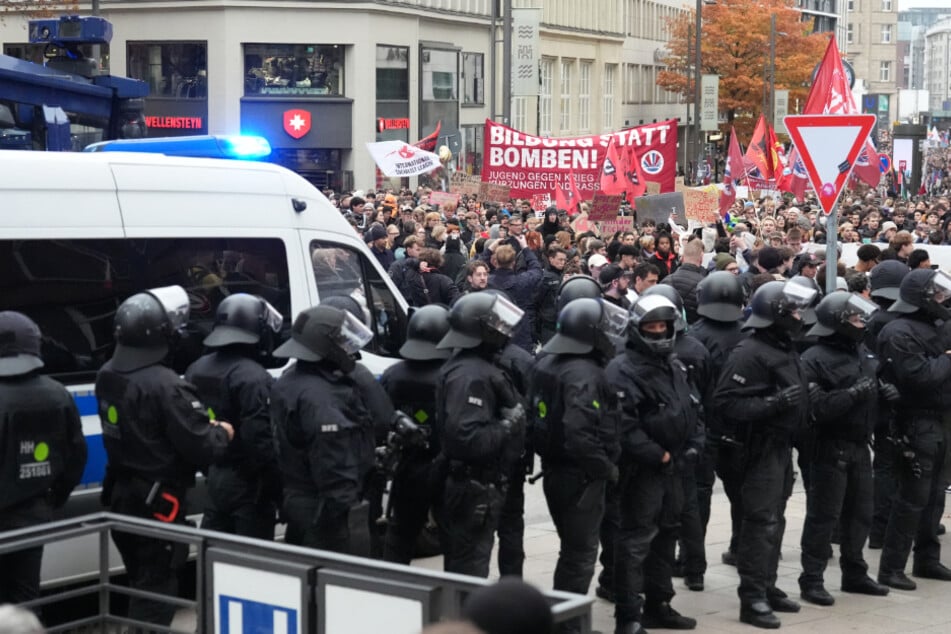 Die Polizei war mit mehreren Hundertschaften in der Hansestadt im Einsatz.