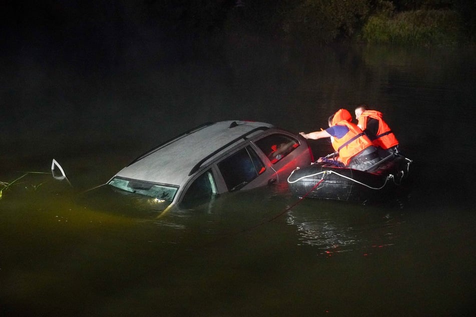 Nachdem zwei Männer mit ihrem Auto von der Straße abgekommen waren, landete der Wagen schließlich in der Neiße.