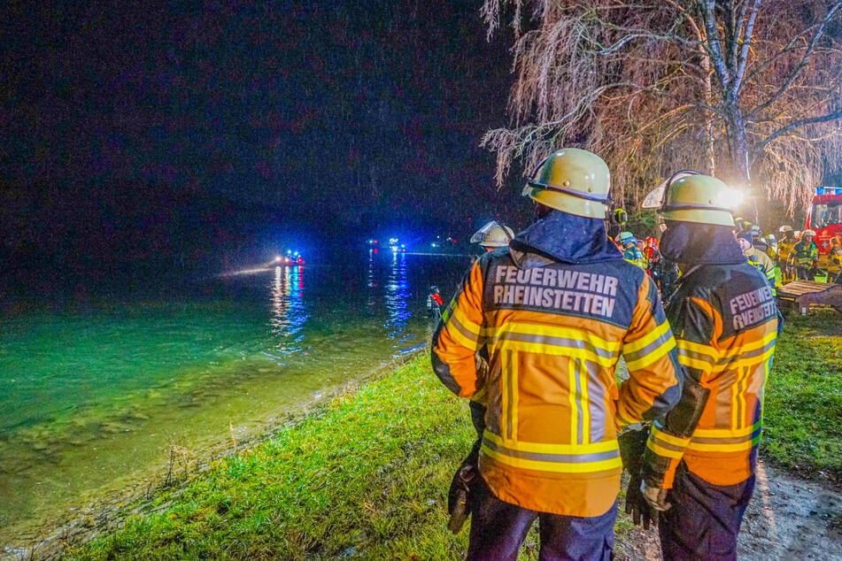 Einsatzkräfte am Ort der Tragödie in Neuburgweier. In der Nacht suchten sie etwa auf Booten nach dem Auto sowie dem vermutlich einzigen Insassen.
