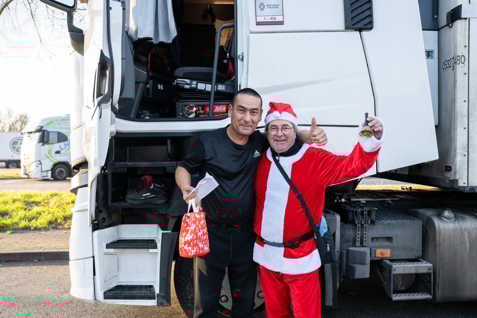 Pedro Garcia (r.) beschenkte einen Lkw-Fahrer auf der Autobahnraststätte Breisgau.
