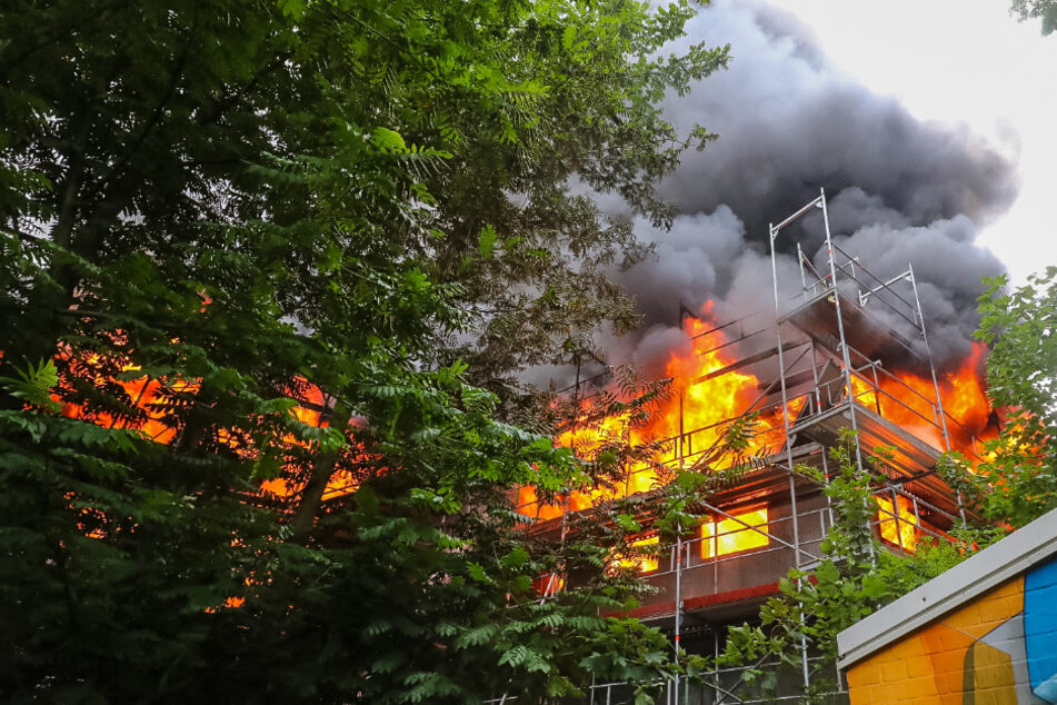 Flammen schlagen aus dem Neubau in Berne.