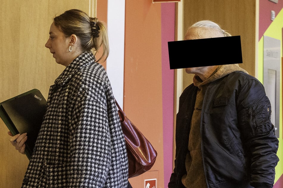 Perfide Taten am Fenster: Nackter Mann erschreckt spielende Kinder