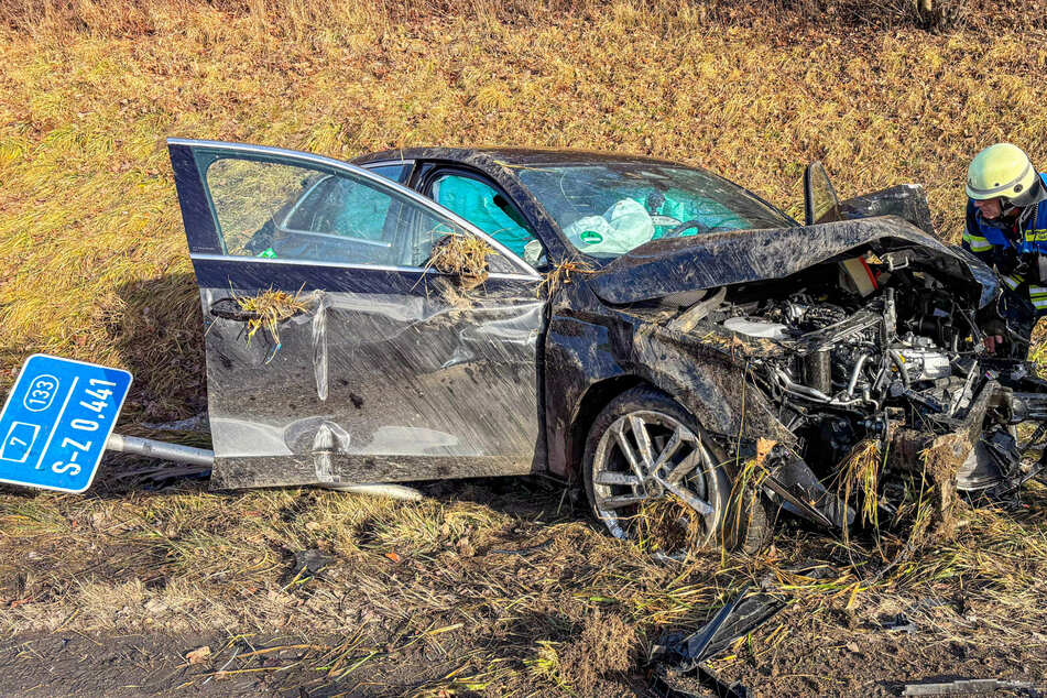 Unfall A7: Karambolage auf A7: Feuerwehr schneidet schwer verletzte 73-Jährige aus Wrack