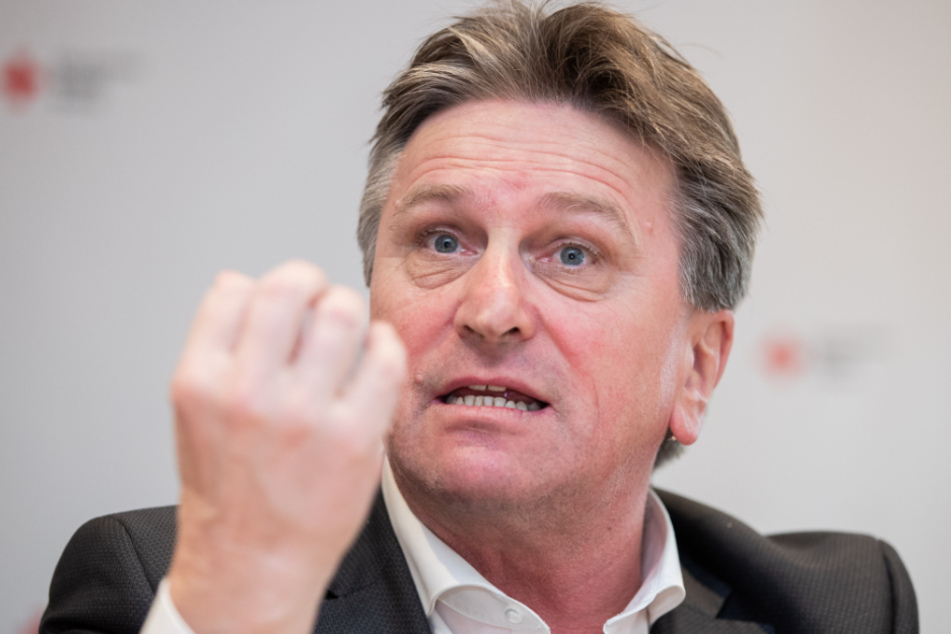 Gesundheitsminister Manne Lucha (58, Grüne) will über die Coronavirus-Lage im Land informieren.