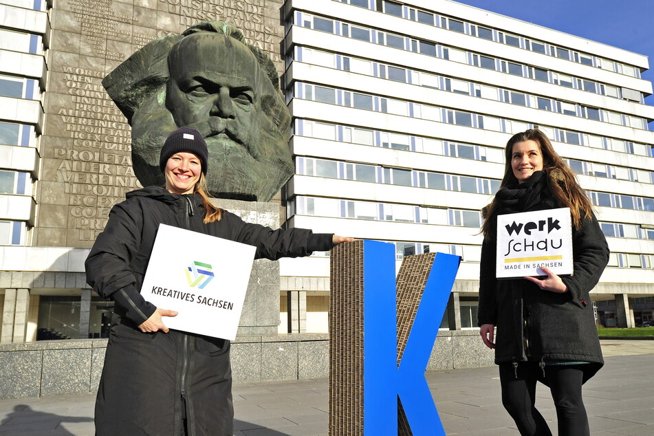 Sabine Fekete (39, l.) und Susanne Grund (37) bei der Planung der Werkschau von "Kreatives Sachsen" vor dem Karl-Marx-Monument im vergangenen Jahr.