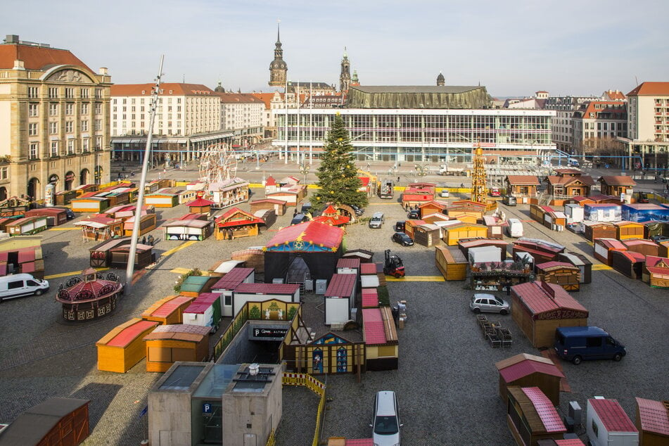 Der Dresdner Striezelmarkt ist bereits weitgehend aufgebaut. Er soll in diesem Jahr früher starten.