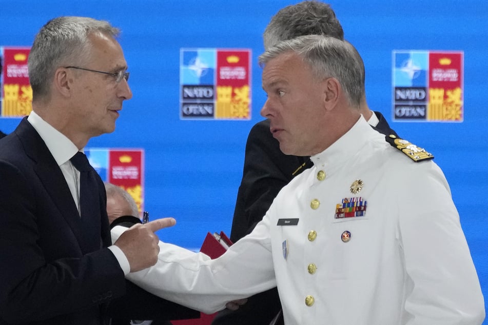 Admiral Rob Bauer (60, r), Vorsitzender des Nato-Militärausschusses, und NATO-Generalsekretär Jens Stoltenberg (64).