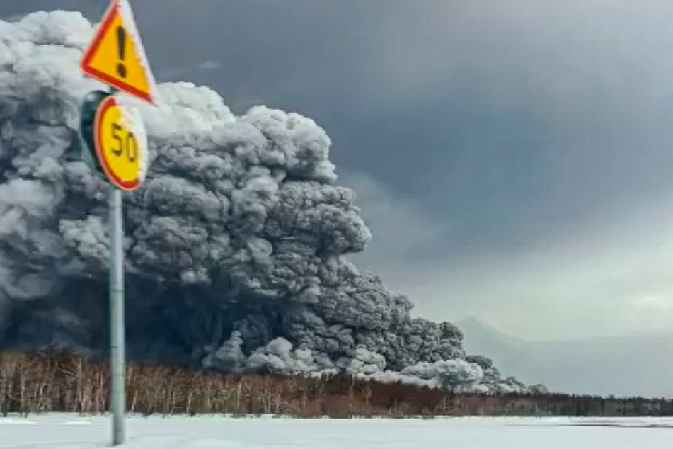 Der Ausbruch des Mega-Vulkans könnte Folgen für die Luftfahrt haben: Vulkanische Asche kann gravierende Schäden an Flugzeugen anrichten.