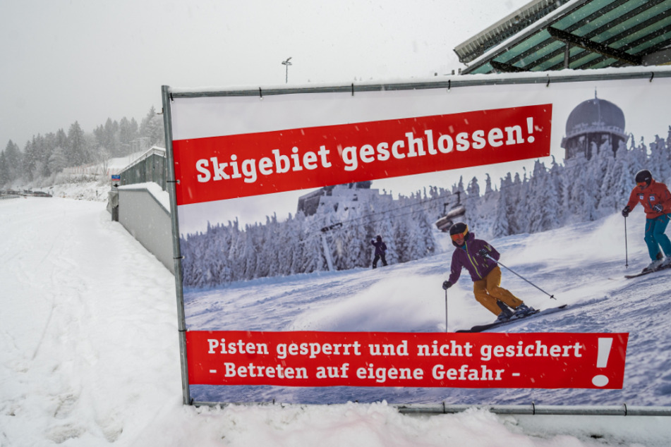 "Skigebiet geschlossen!" steht vor der Skipiste am Großen Arber auf einem großen Banner.