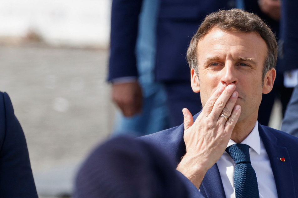 Ein Küssen für all seine Wähler: Emmanuel Macron (44) bleibt französischer Präsident.