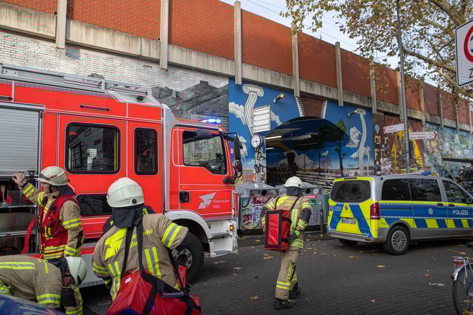 Die Rettungskräfte waren am Montagnachmittag mit einem Großaufgebot am Bahnhof Köln-Ehrenfeld im Einsatz.