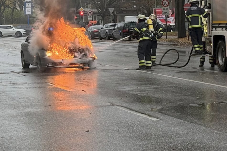 Hamburg: Mitten auf der Straße: Auto geht in Flammen auf