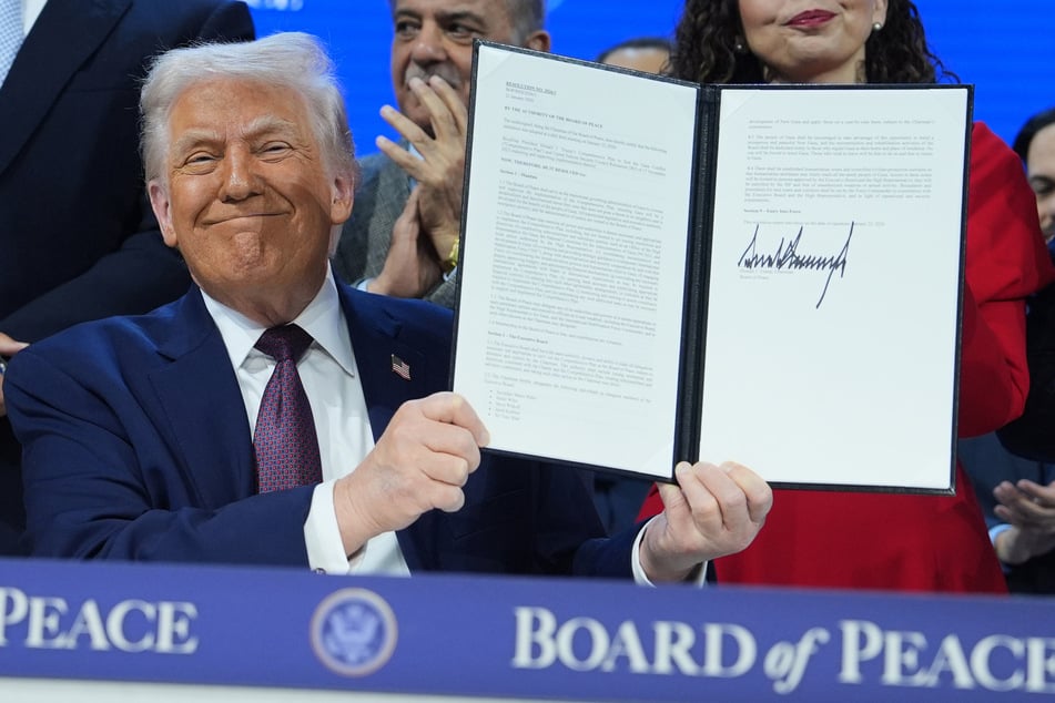 US-Präsident Donald Trump (79) mit der unterzeichneten Gründungsurkunde beim Treffen des "Board of Peace".