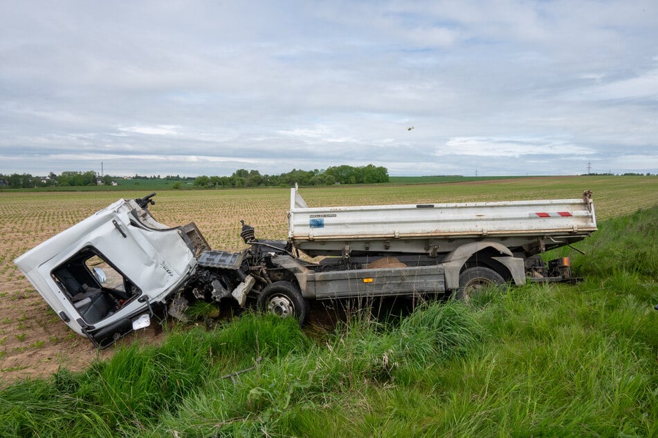 Der Lkw wurde auf ein Feld geschleudert und kam dort zum Stehen.
