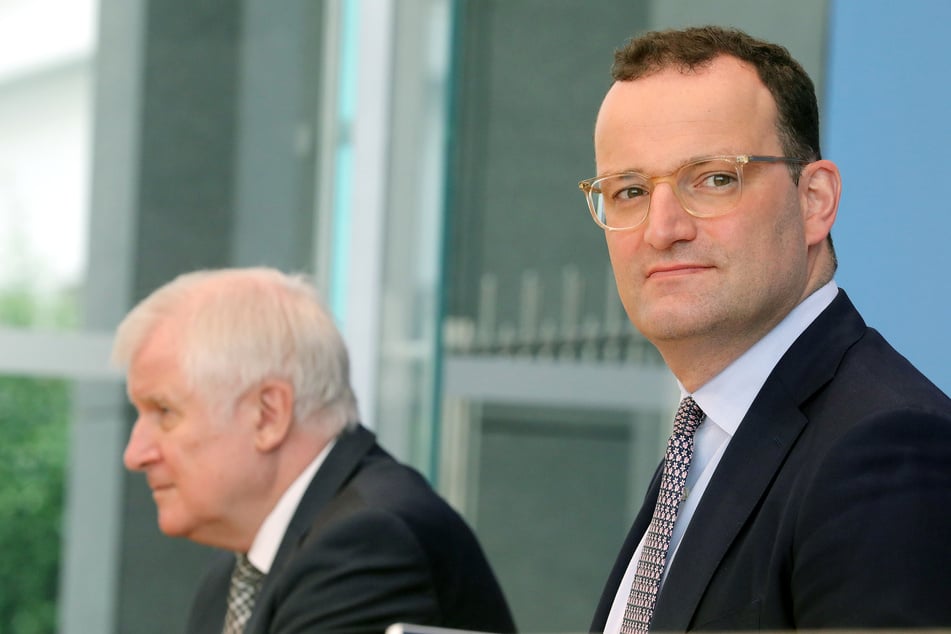 Jens Spahn (41, CDU, r.) und Horst Seehofer (72, CSU), Bundesinnenminister, bei einer Pressekonferenz am Mittwoch in Berlin.