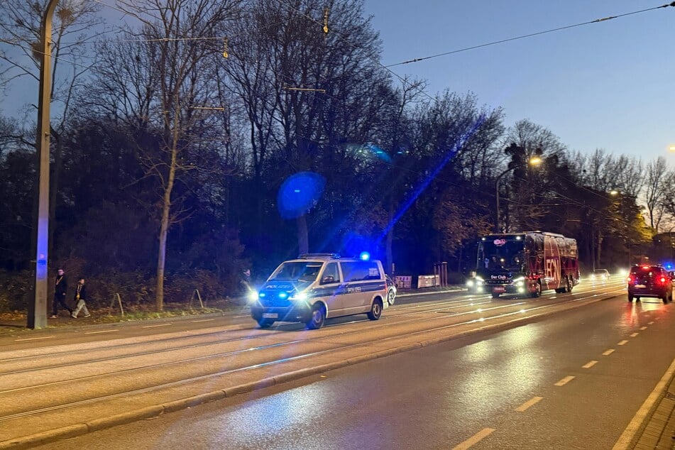 Mit Begleitung der Polizei fuhr der FCN-Bus am Rudolf-Harbig-Stadion vor.