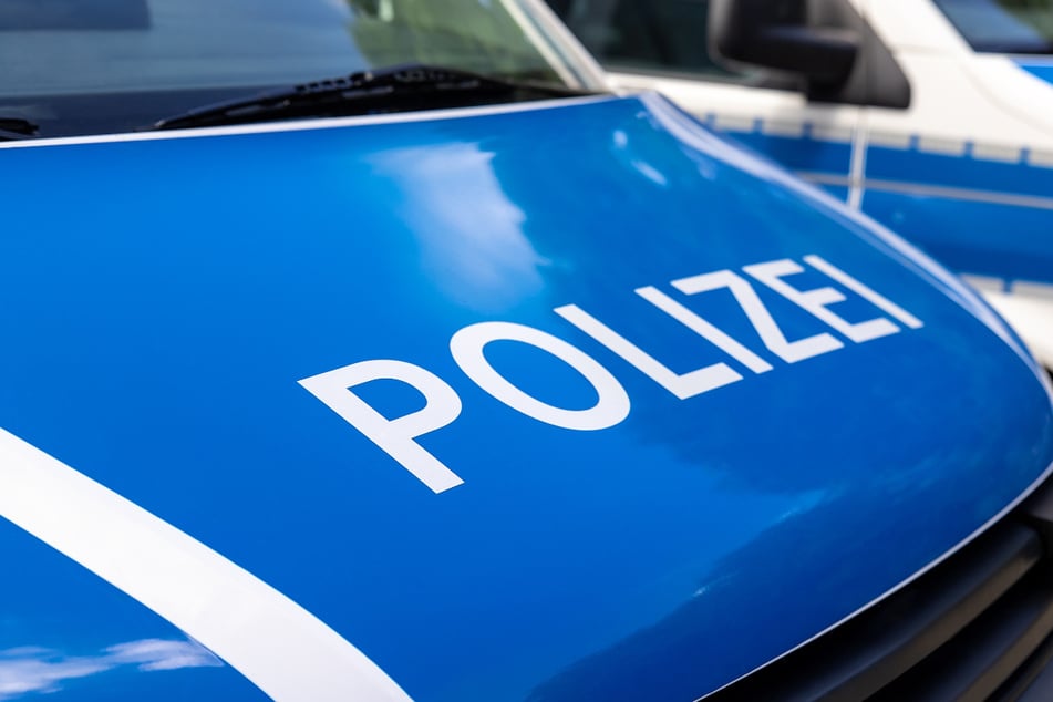 18-Jähriger kriecht durch Büsche: Was die Polizei bei ihm findet, erstaunt die Beamten