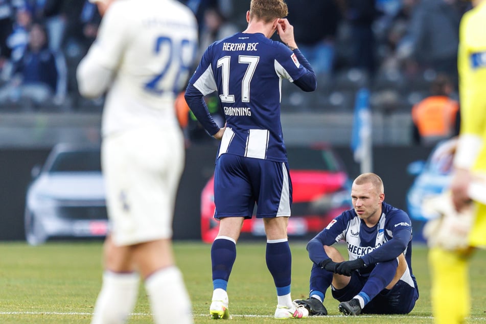 Enttäuscht nimmt Jon Dagur Thorsteinsson (26, r.) die erste Niederlage seit Wochen zur Kenntnis.