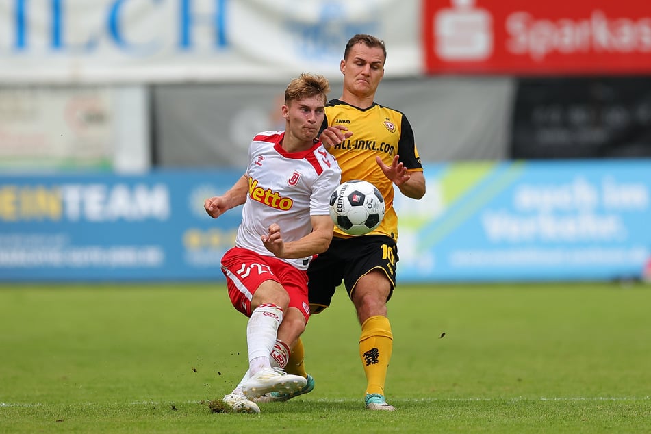 Jakob Lemmer (r.) und Dynamo Dresden hatten letztlich nach 120 Spielminuten das Nachsehen.