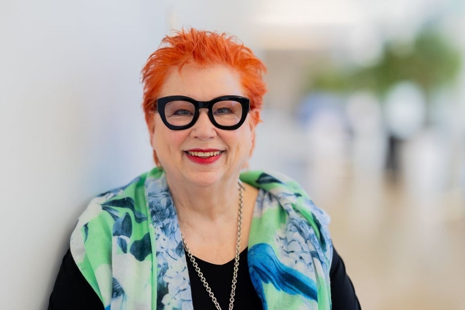 Am 5. Mai 2026 wird die beliebte TV-Richterin mit den signalroten Haaren 76 Jahre alt.