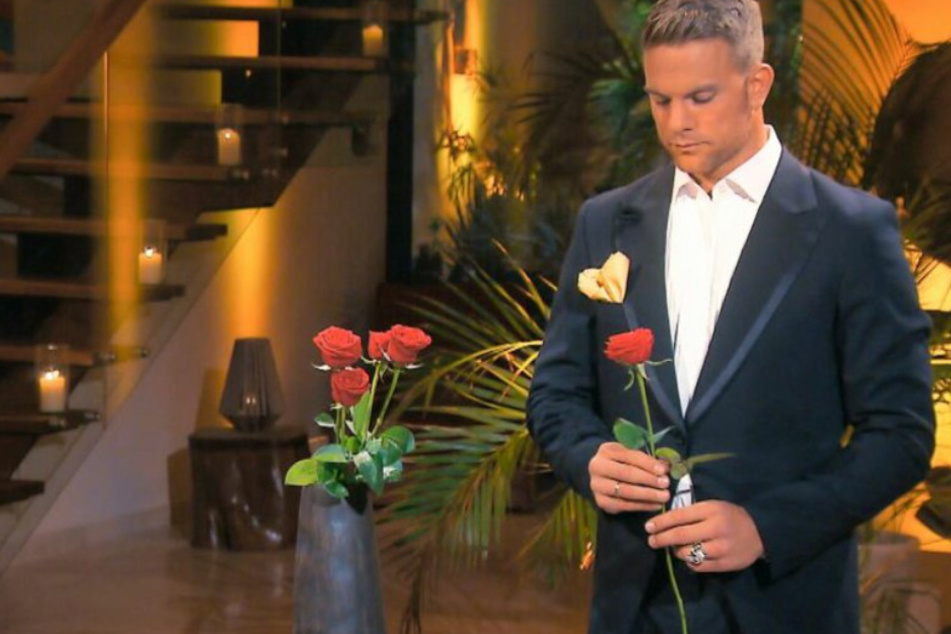 Mutter blockiert, Jobs verloren: RTL-Bachelor bricht in Tränen aus