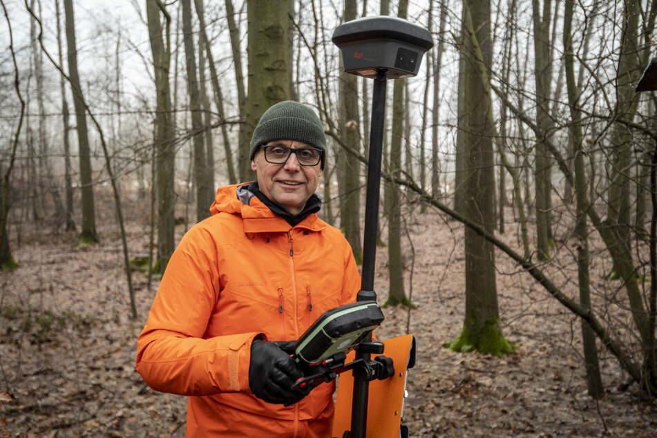 Grenz-Kenner: Der Chemnitzer Vermessungsingenieur Detlef Wuttke (59) beim Grenzstein-Aufspüren auf dem Beutenberg.