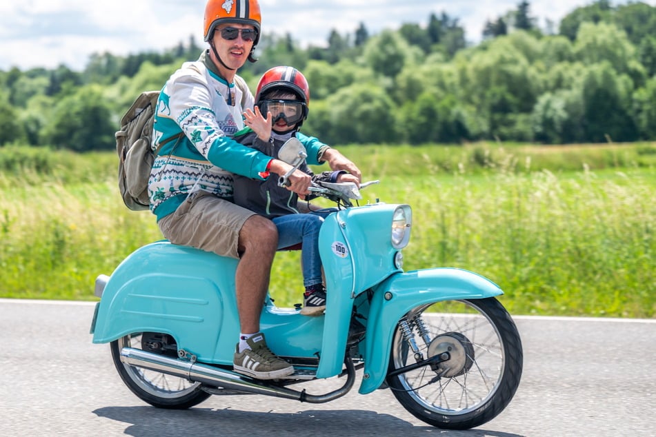 Wenn der Vater mit dem Sohne ... Die Simson hat schon Generationen von Zweiradfans begeistert. Aber Welterbe?