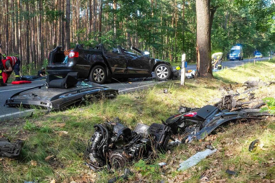 Trümmerteile lagen zerstreut am Unfallort.