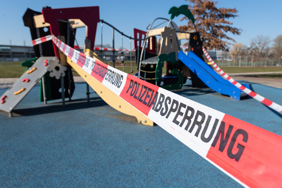 Weg damit: In Berlin öffnen die Spielplätze nach und nach.