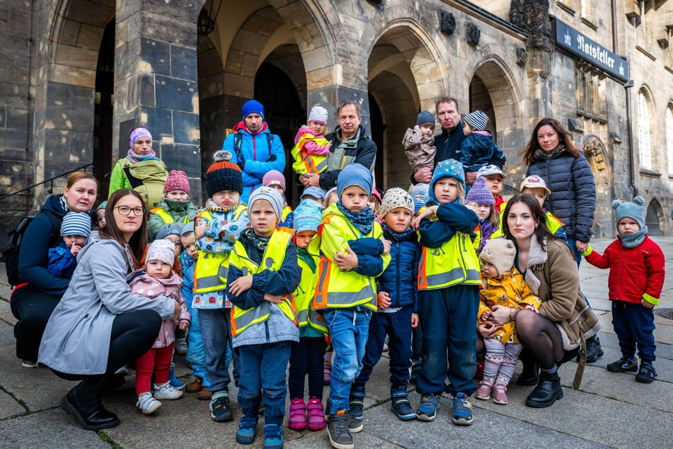 Die Kinder und Erzieher der von der Schließung betroffenen Kita "Zwergenland" aus Bernsdorf vor dem Rathaus.