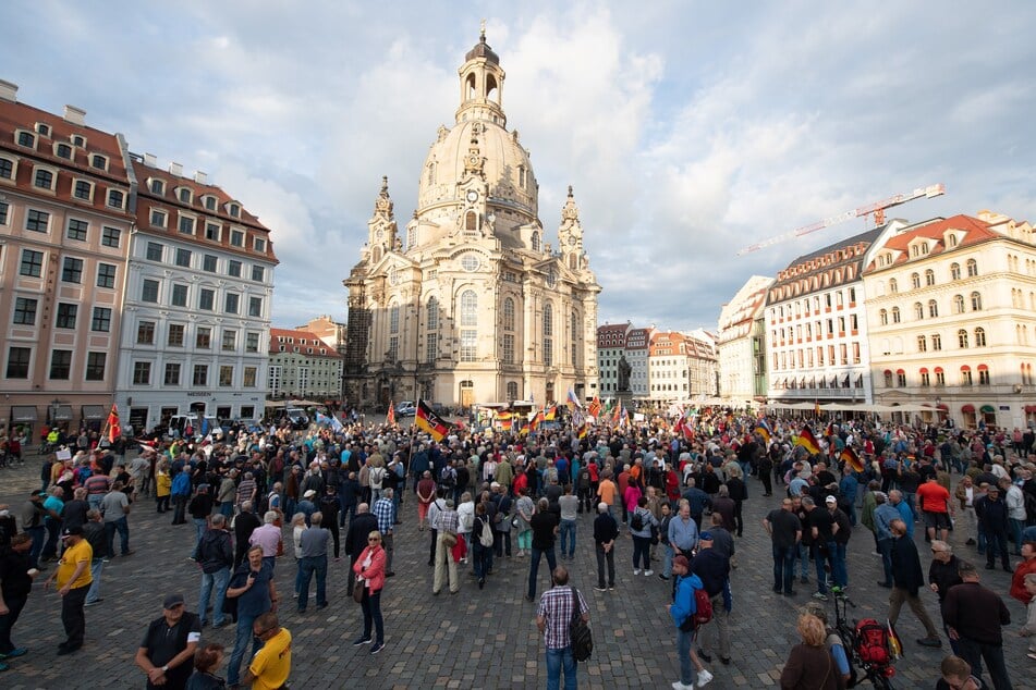 Pegida-Teilnehmer auf dem Neumarkt. (Archivbild)