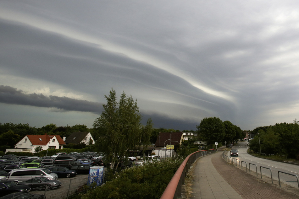 Gewitter können den gesamten Montag über Norddeutschland ziehen. (Archivbild)