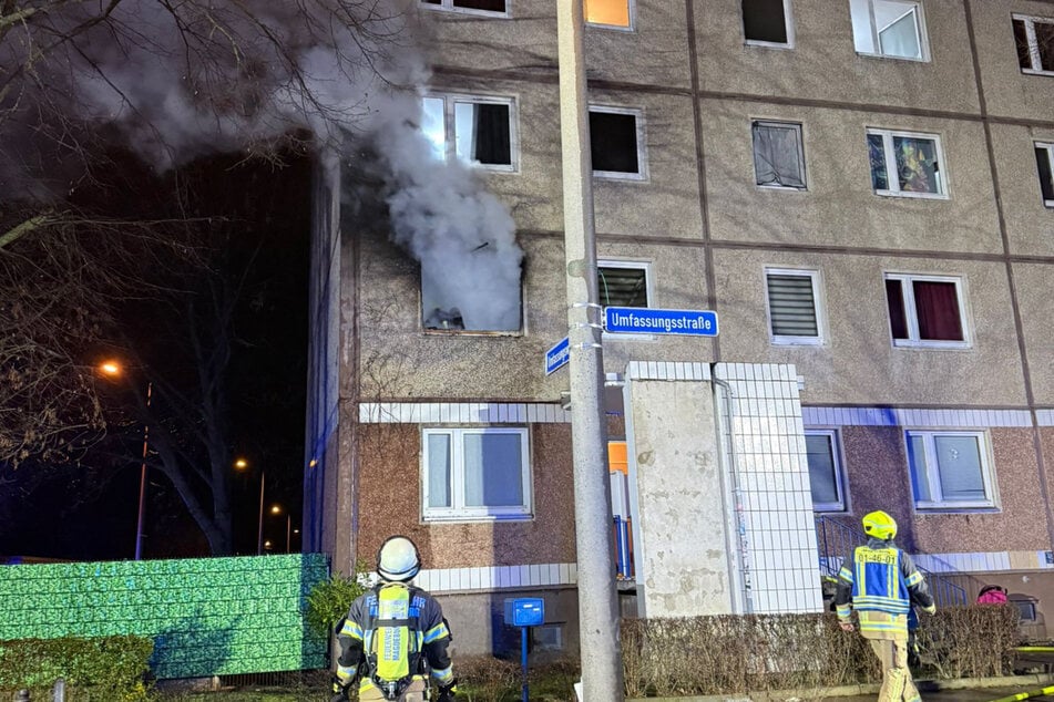 Ein Anwohner soll aus dem Fenster eines Obergeschosses gesprungen sein und habe sich dabei schwer verletzt.