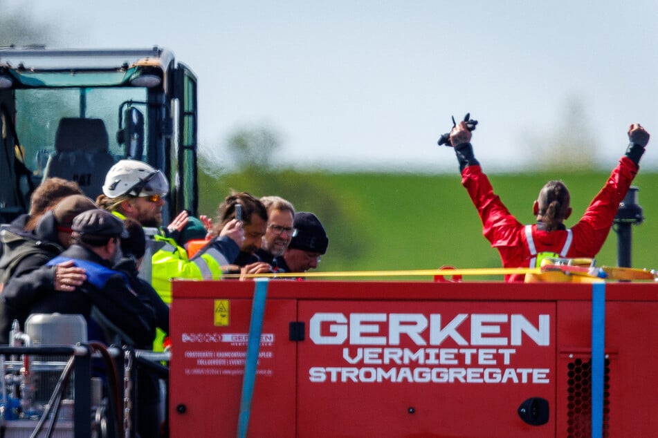 Buckelwal Timmy hat es in die Barge geschafft! Den Helfern ist die Freude und Erleichterung anzusehen.